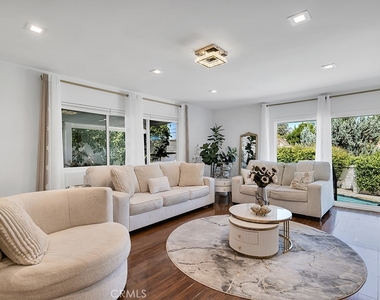 6954 Woodlake Avenue - Photo Thumbnail 4