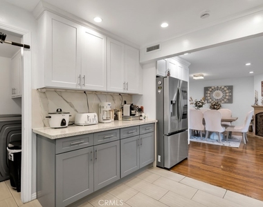 6954 Woodlake Avenue - Photo Thumbnail 26