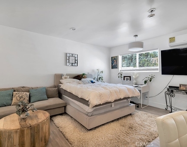 6954 Woodlake Avenue - Photo Thumbnail 33