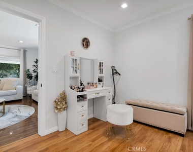 6954 Woodlake Avenue - Photo Thumbnail 17