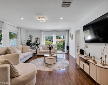 6954 Woodlake Avenue - Photo Thumbnail 2