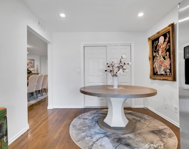 6954 Woodlake Avenue - Photo Thumbnail 13