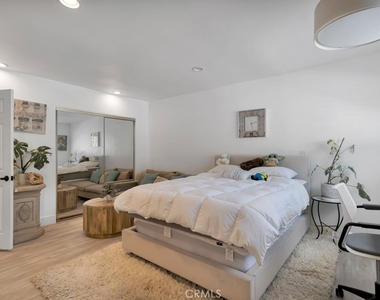 6954 Woodlake Avenue - Photo Thumbnail 32