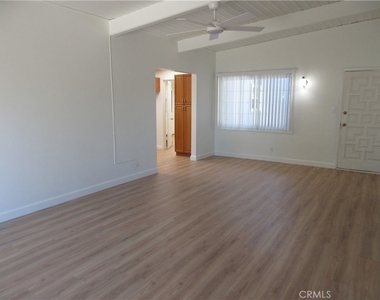 10818 Paso Robles Avenue - Photo Thumbnail 4