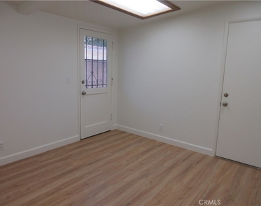 10818 Paso Robles Avenue - Photo Thumbnail 12