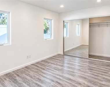 4615 1/2 Saloma Avenue - Photo Thumbnail 11