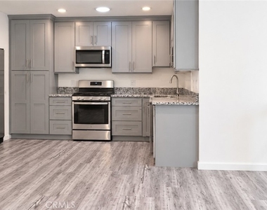 4615 1/2 Saloma Avenue - Photo Thumbnail 3