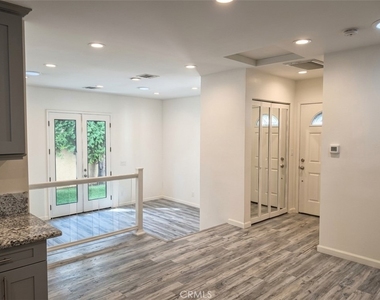 4615 1/2 Saloma Avenue - Photo Thumbnail 7