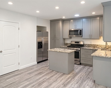 4615 1/2 Saloma Avenue - Photo Thumbnail 2