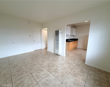 9137 S Broadway - Photo Thumbnail 2