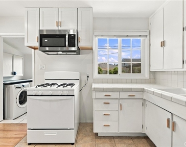 8326 Barnsley Avenue - Photo Thumbnail 11