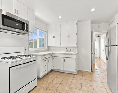 8326 Barnsley Avenue - Photo Thumbnail 12