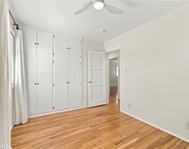 8326 Barnsley Avenue - Photo Thumbnail 17