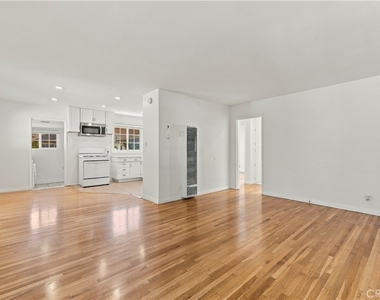 8326 Barnsley Avenue - Photo Thumbnail 5
