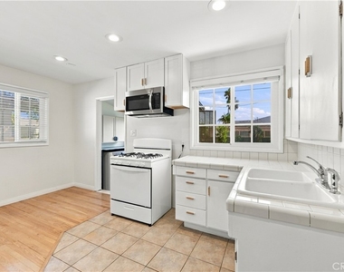 8326 Barnsley Avenue - Photo Thumbnail 10
