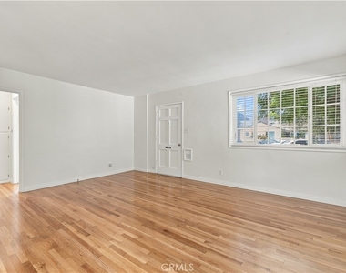 8326 Barnsley Avenue - Photo Thumbnail 6