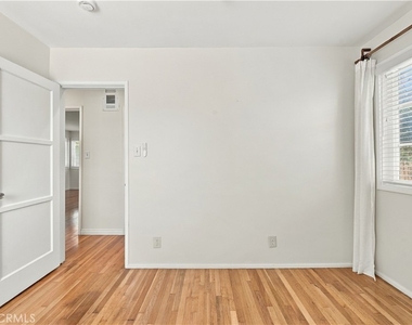 8326 Barnsley Avenue - Photo Thumbnail 18