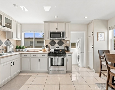 8324 Barnsley Avenue - Photo Thumbnail 13