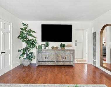 8324 Barnsley Avenue - Photo Thumbnail 4