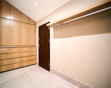 1119 Crestview Drive - Photo Thumbnail 4