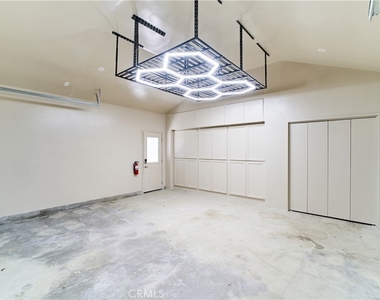 1119 Crestview Drive - Photo Thumbnail 2