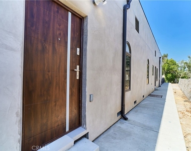 1119 Crestview Drive - Photo Thumbnail 3
