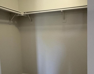 1811 Ewing Court - Photo Thumbnail 28