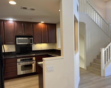 10428 Whitcomb Way - Photo Thumbnail 5