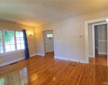 304 Normandie Court - Photo Thumbnail 5