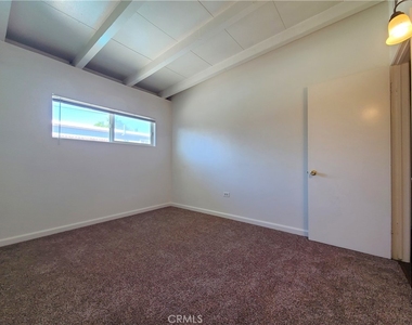 1321 Campus Avenue - Photo Thumbnail 14