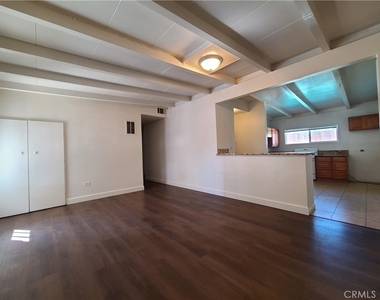 1321 Campus Avenue - Photo Thumbnail 6