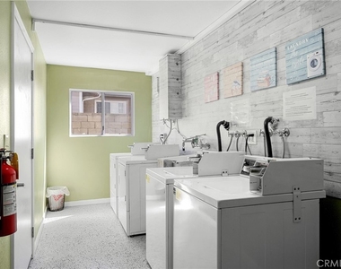 521 E Lomita Avenue - Photo Thumbnail 15