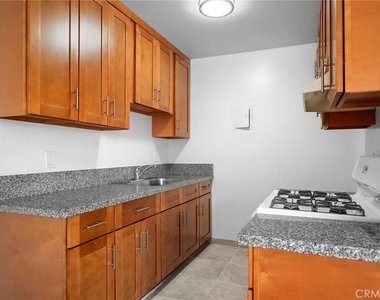 521 E Lomita Avenue - Photo Thumbnail 9