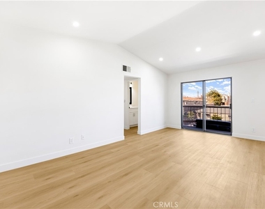 262 W Valencia - Photo Thumbnail 2
