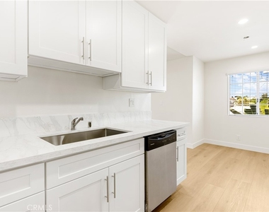 262 W Valencia - Photo Thumbnail 6
