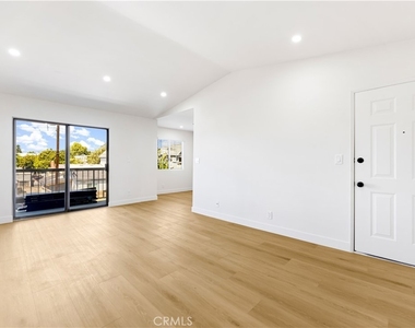 262 W Valencia - Photo Thumbnail 3