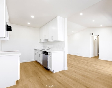 262 W Valencia - Photo Thumbnail 4