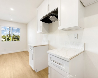 262 W Valencia - Photo Thumbnail 7