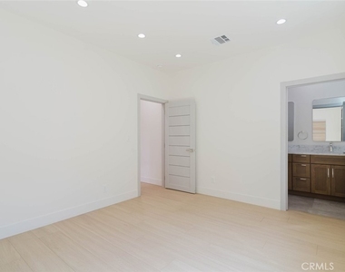 11856 Arminta Street - Photo Thumbnail 12