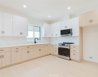 11856 Arminta Street - Photo Thumbnail 7