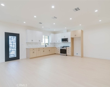 11856 Arminta Street - Photo Thumbnail 5