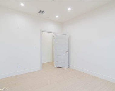 11856 Arminta Street - Photo Thumbnail 11