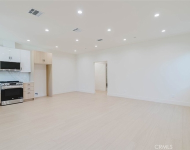 11856 Arminta Street - Photo Thumbnail 4
