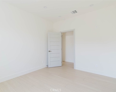 11854 Arminta Street - Photo Thumbnail 7