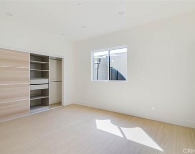11854 Arminta Street - Photo Thumbnail 8