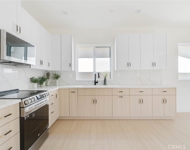 11854 Arminta Street - Photo Thumbnail 5