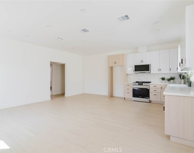 11854 Arminta Street - Photo Thumbnail 2