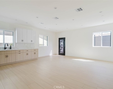 11854 Arminta Street - Photo Thumbnail 4