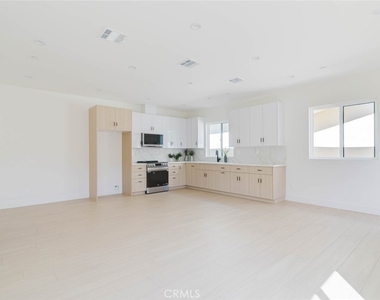 11854 Arminta Street - Photo Thumbnail 3