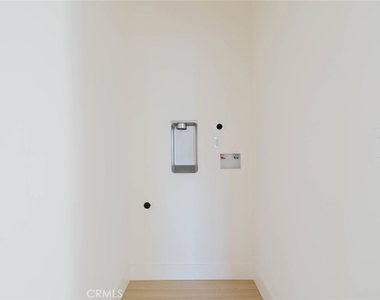 11854 Arminta Street - Photo Thumbnail 14